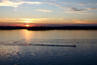 una scia sul mare al tramonto