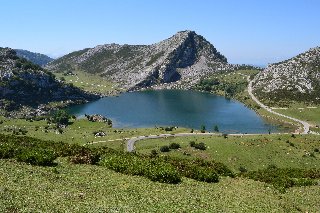 bellissimo lago in mezzo alla natura incontaminata