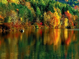 lago incantato fiabesco con riflessi di alberi variopinti