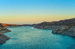 splendido fiume incontaminato fra le rocce