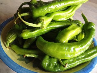 primo piano peperoncini verdi in piatto