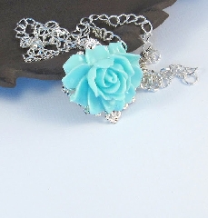 collana romantica con rosa azzurra