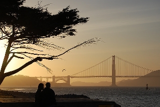 uno sguardo romantico oltre il ponte