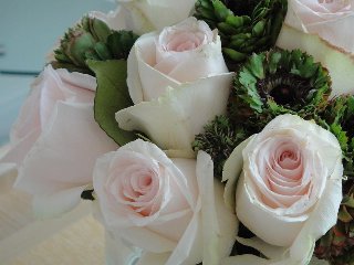 Bellissimo bouquet di rose bianche e altri fiori verdi