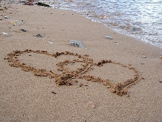 due cuori intrecciati sulla spiaggia